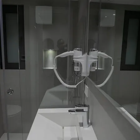 فندق Central Inn Hotel 4*