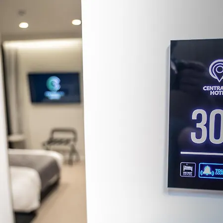 Central Inn Hotel 티라나