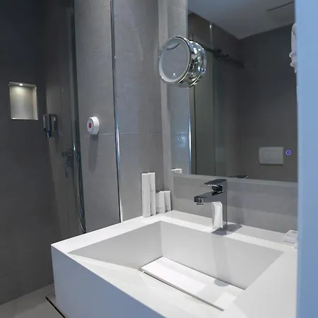 فندق Central Inn Hotel 4*