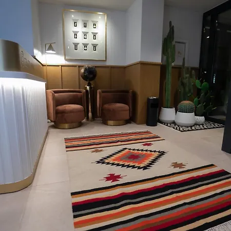 Central Inn Hotel 酒店 地拉那