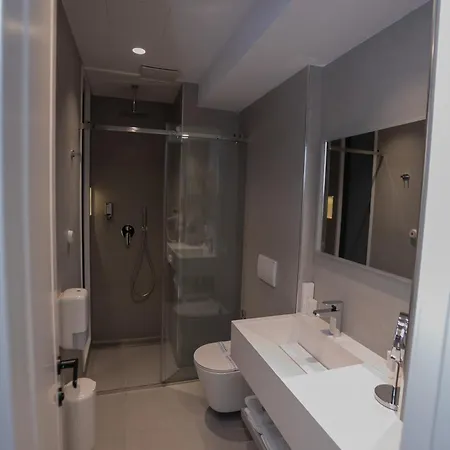 Central Inn Hotel 地拉那