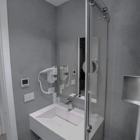 فندق Central Inn Hotel تيرانا