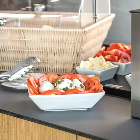 Central Inn Hotel 4* تيرانا