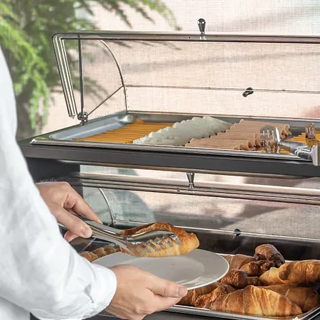 Central Inn Hotel 4* تيرانا