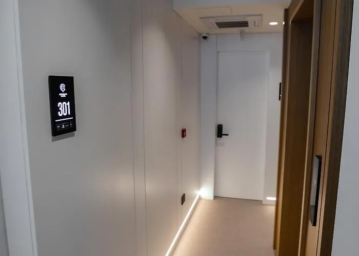 Central Inn Hotel 4* 地拉那